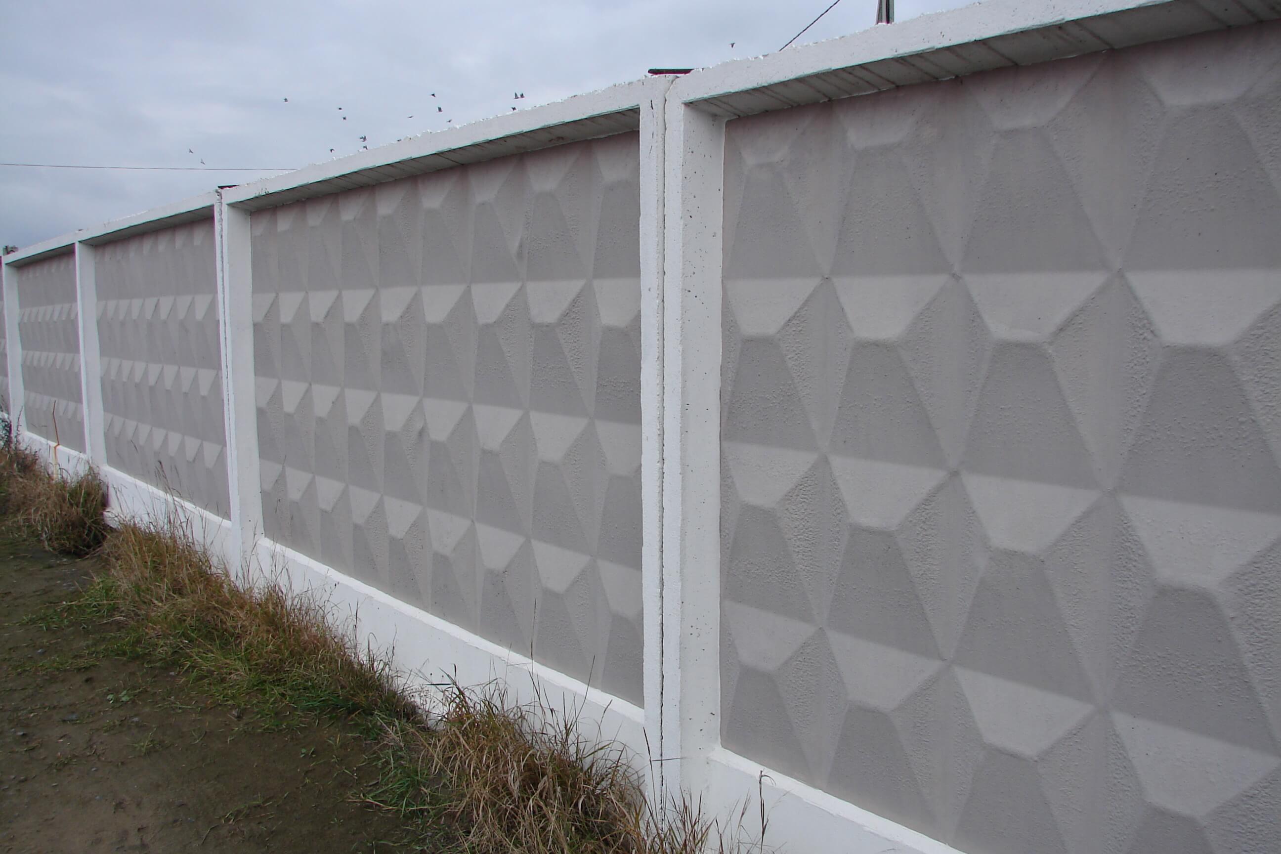Забор из бетонных панелей